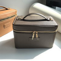Nouvelle conception d'organisateur de beauté pour femmes, porte-maquillage en cuir PU Saffiano, rangement pour soins de la peau, étuis cosmétiques avec séparateurs amovibles