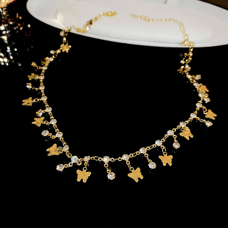 สร้อยคอสีฟ้า