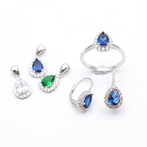 Set di Gioielli Classici in Argento 925 Placcato Rodio con Zirconi, Orecchini, Anello e Ciondolo Raffinati per Donna - Product Image 1