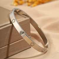 Bracelet en acier inoxydable Mirawell Premium avec incrustations de diamants floraux, design minimaliste résistant à la décoloration, bracelet pour femmes