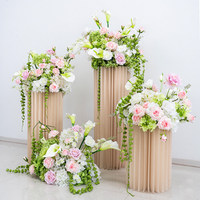 Weiches Pastellrosa-Grünes Künstliches Säulenblumen-Set, Blush-Rosen- und Calla-Lilien-Arrangement für Hochzeitsgang und Partyverleih