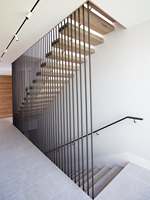 Conception d'escalier flottant droit sur mesure avec balustrade verticale