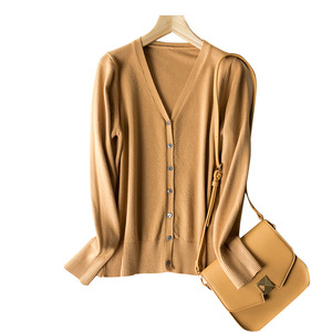 Cardigan en tricot pour femme, col en V, manches longues, couleur unie, style coréen, vêtement d'extérieur élégant pour le printemps et l'automne, idéal pour les trajets quotidiens - Product Image 5