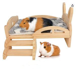 Hamac en bois pour cochon d'Inde avec escalier, lit surélevé pour hamster et lapin, couleur bois naturel, coussin en fausse fourrure, utilisation automne-hiver - Product Image 1