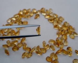 พลอยซิทรินธรรมชาติทรงลูกแพร์ 6x4 มม. 0.40 กะรัต เรืองแสง จากราชสถาน สำหรับช่างทำเครื่องประดับ - Product Image 2