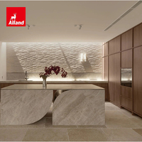 Cuisine intégrée Alland moderne de luxe, style côtier, avec armoires élégantes en noyer, vitrine à vin en verre courbé et îlot central