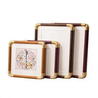 Cadre photo en bois arrondi avec coins recouverts, personnalisable pour montage mural ou sur bureau, avec double suspension