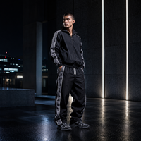 Ensemble de survêtement pour homme OEM ODM, veste en nylon noir avec bande réfléchissante, pantalon de jogging, streetwear de nuit, fabricant sur mesure