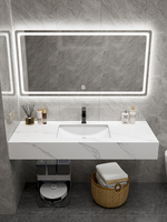 Kabinet Kamar Mandi dengan Wastafel Keramik Umum dan Meja Rias Kamar Mandi Utama dengan Wastafel Ganda