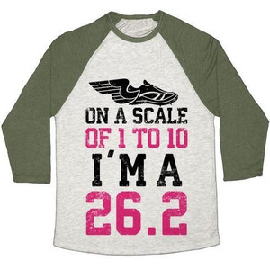 En una escala de 1 a 10, soy una camiseta de béisbol unisex de mezcla triple 26.2. - Product Image 2