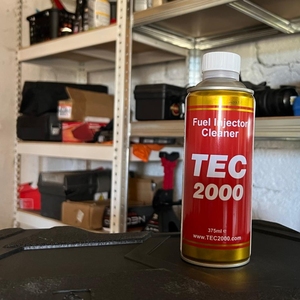 Limpiador de inyectores de combustible Direct TEC 2000 diseñado para el cuidado del combustible del motor, mantenimiento de inyectores y función fluida del vehículo. - Product Image 2
