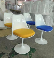 Chaise de salle à manger en fibre de verre Royal, design tulipe nordique moderne, fauteuil avec accoudoirs, revêtement en velours, durable, écologique, pour usage hôtelier, Foshan