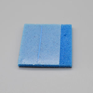 تُستخدم وسادات التنظيف الكهروجراحية مع أقلام الكي الكهروجراحي لتنظيف أطراف الأقلام بأمان في غرفة العمليات. - Product Image 6