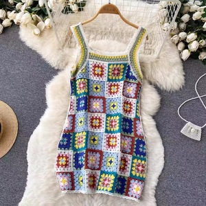 Abito da donna multicolore all'uncinetto con motivo Granny Square, senza maniche, scollo quadrato, stile boho, mini abito. - Product Image 3