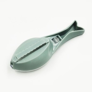 Écailleur de poisson manuel amovible en plastique avec couvercle, outils pour fruits de mer, gadgets de cuisine et ménagers - Product Image 4
