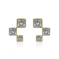 Boucles d'oreilles clous en or jaune 18 carats avec diamants de laboratoire taille princesse, motif géométrique petit carré, style luxe léger, et boucles d'oreilles manchette cœur