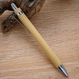 Stylo bille sportif en bambou personnalisé avec logo, écologique et promotionnel, idéal comme cadeau publicitaire original et populaire - Product Image 3