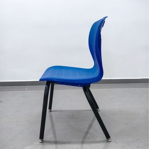 Chaise de bureau en plastique bleu avec pieds en acier, empilable, design minimaliste, grande taille - Product Image 2