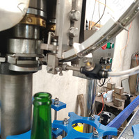 Machine automatique de pressage de capsules couronne pour bouteilles en verre de bière