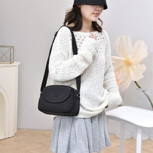 Nuevo Bolso Bandolera de Moda para Mujer, Diseño Cuadrado Pequeño, Cierre de Cremallera, Forro de Nailon Resistente al Agua - Product Image 3