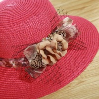 Vente en gros personnalisable élégant rétro femmes été respirant crème solaire chapeau de paille fleur artificielle plage fête chapeau de soleil