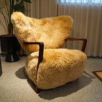 Fauteuil d'appoint en fausse fourrure, style moderne du milieu du siècle, avec accoudoirs en bois massif pour salon et chambre à coucher