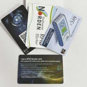 Set <span class=keywords><strong>di</strong></span> Protezione RFID CLF - Carte Premium Anti-Scasso per Carte <span class=keywords><strong>di</strong></span> <span class=keywords><strong>Credito</strong></span>/<span class=keywords><strong>Debito</strong></span> Contactless e Passaporti, Impermeabili, in Plastica, per Uomo e Donna - Product Image 4