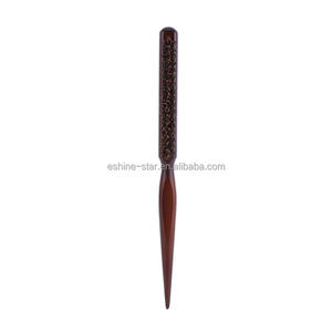 Cepillo de pelo de cerdas de jabalí natural con mango de madera y logotipo personalizado - Product Image 1