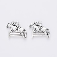 Breloque Cheval de Saut d'Obstacles en Alliage de Zinc Argent Vieilli, Motif Équestre pour Rosettes de Récompense Équestres