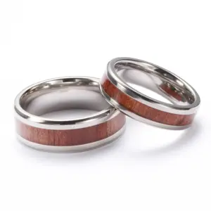 Anelli coordinati all'ingrosso per coppie anelli in titanio con intarsio in legno