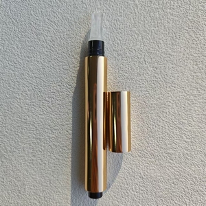 Lápiz Voluminizador de Labios Extremo en Tubo Dorado de Lujo al por Mayor, Brillo y Humectación Duradera, Relleno de Labios con Ácido Hialurónico - Product Image 1