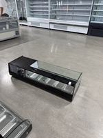 Vitrine réfrigérée de comptoir pour salades et garnitures de sandwichs, idéale pour restaurants et pizzerias
