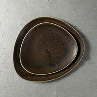 Jiujiuju Guangzhou Fabricant Western Vaisselle En Porcelaine Vaisselle Rustique Noir Creative Triangle Coupé En Céramique Plaque Ensemble