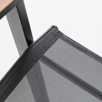Chaise de salle à manger d'extérieur respirante en maille avec accoudoirs imitation bois, chaise de jardin de loisirs en métal noir