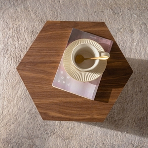 โต๊ะกาแฟ MDF รูปหกเหลี่ยม โต๊ะข้างลายไม้วอลนัท โต๊ะข้างแบบประกอบสำเร็จสมัยใหม่สำหรับพื้นที่ขนาดเล็ก ห้องนั่งเล่น - Product Image 3