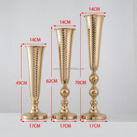 Nouvelle Arrivée : Vase à Fleurs Trompette Doré, Socle Métallique Texturé Diamant, Centre de Table pour Mariage de Luxe et Banquet