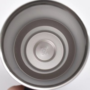 Vaso Térmico de Acero Inoxidable con Aislamiento al Vacío, Tapa con Asa y Pajitas, Rendimiento Térmico de 12-24 Horas para Uso en el Automóvil - Product Image 3