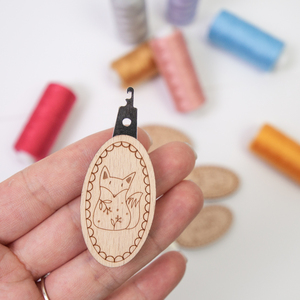 Nhà Máy Nguồn 2 Pcs Bằng Gỗ Kim Threadreader Tùy Chỉnh Cho Quilting May Cross Stitch Thêu Thủ Công Mỹ Nghệ May Công Cụ - Product Image 3