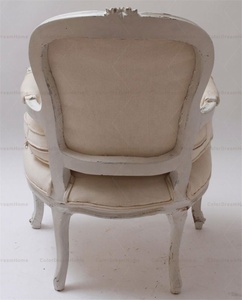 <span class=keywords><strong>Fauteuil</strong></span> capitonné de style Louis XV français <span class=keywords><strong>en</strong></span> <span class=keywords><strong>bois</strong></span> <span class=keywords><strong>blanc</strong></span> - Product Image 3