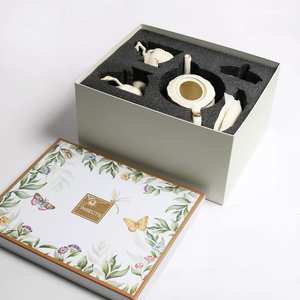 Service à café et à thé en céramique peint à la main avec des bordures dorées, théière en porcelaine avec deux tasses et des soucoupes - Product Image 3