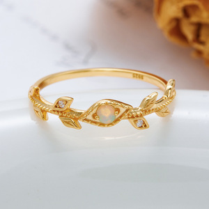 Nouvelle Arrivée Bague pour Femme en Opale Naturelle d'Australie Plaqué Or Style Japonais Vigne Luxe Léger - Product Image 3