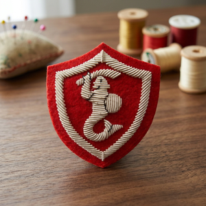 BLAZER BADGE personnalisable brodé à la main et émaillé en tissu et feutre Badge nominatif à coudre pour sacs - Product Image 3