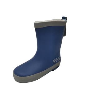 أحذية مطر للأطفال متوسطة الارتفاع خفيفة الوزن مبطنة بالمطاط أحذية مائية عصرية جديدة للخريف والشتاء أحذية مسطحة دافئة مقاومة للماء - Product Image 2