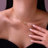 Collier en gros de luxe léger plaqué or avec zircon, perle ronde et pendentif en forme de brique d'or, chaîne de collier à perles pour femme