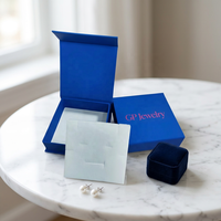 Boîte cadeau en carton rigide personnalisée avec logo en relief 9*9*3cm, insert en éponge et fermeture magnétique pour bijoux en perles