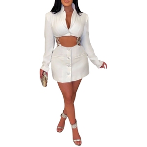 เดรสแฟชั่นผู้หญิงสำหรับฤดูใบไม้ร่วงและฤดูหนาว คอวีลึก สีพื้น แต่งลายฉลุ ประดับโซ่และเพชร - Product Image 4