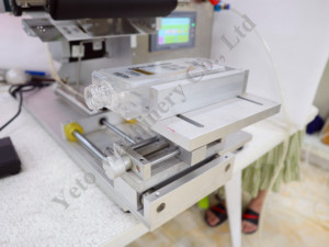 Machine <span class=keywords><strong>d</strong></span>'étiquetage de bouteilles carrées plates, petite, <span class=keywords><strong>d</strong></span>'<span class=keywords><strong>occasion</strong></span>, <span class=keywords><strong>en</strong></span> verre transparent, double face, bon marché, avec dispositif <span class=keywords><strong>d</strong></span>'impression de codage de date PLC - Product Image 2