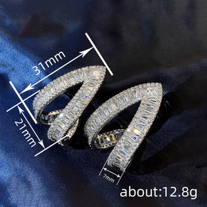 Orecchini a Perno Triangolari Semplici e Cavi per Donne, Accessori per Orecchie Geometrici per Uso Quotidiano, Outfit Casual e Regalo - Product Image 4