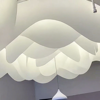 Décoration de plafond ignifuge de luxe, draperie blanche 3D, tissu en fibre de verre à motif floral artificiel de qualité A pour plafond de magasin