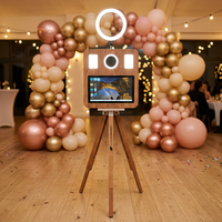 Photomaton pour événements de mariage, machine photo DSLR sur trépied aspect bois avec flight case et éclairage d'appoint, cabine photo pour fêtes et selfies